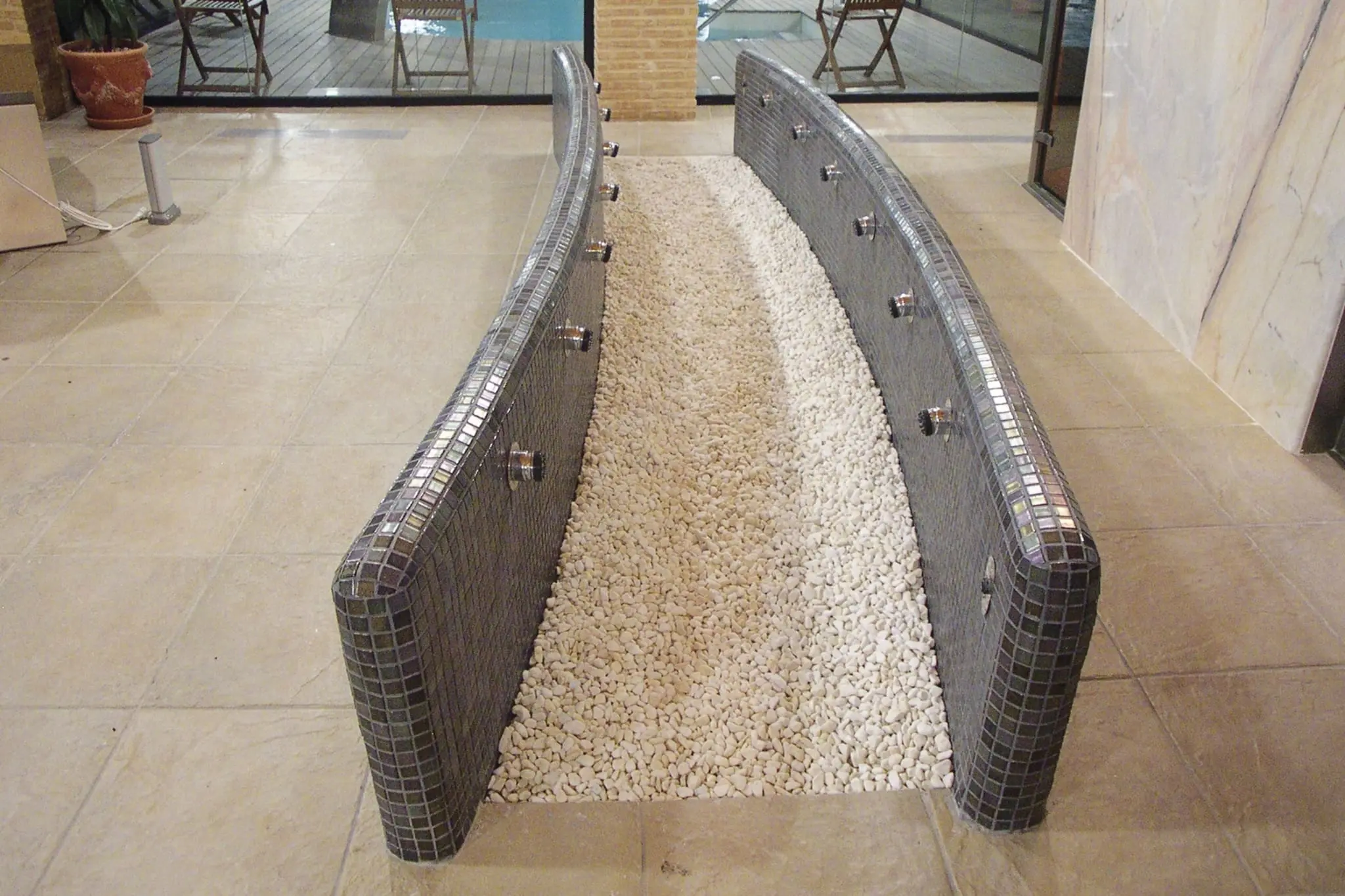 Bithermal foot bath with round edges