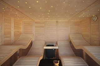 sauna con complemento de cielo estrellado, efecto visual.