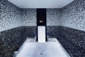 Baño de vapor en mosaico gris, negro y blanco.