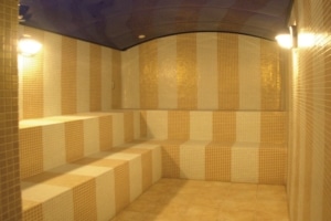 Baño de vapor en mosaico de tonalidades amarillas
