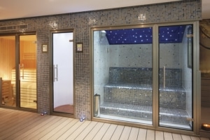 Cabina de baño de vapor junto a una ducha y una sauna