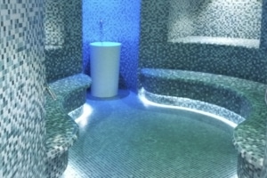 Baño de vapor con diseño especial en mosaico gresite de tonalidades de azules y blancos