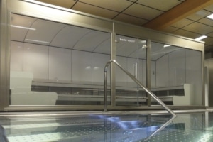 Baño de vapor de acrilico con vistas a una piscina