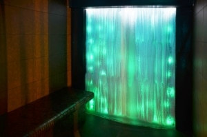 Muro d ehielo con cromoterapia verde y azul