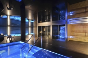 Instalación  con piscina, sauna, muro de hielo y baño de vapor