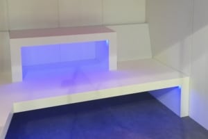 Bancos del baño de vapor con iluminación LED blanca y azul