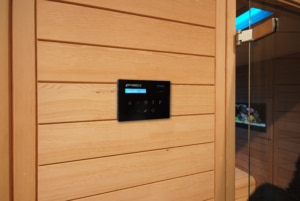 Sauna con panel ecotouch de color negro y letras blancas