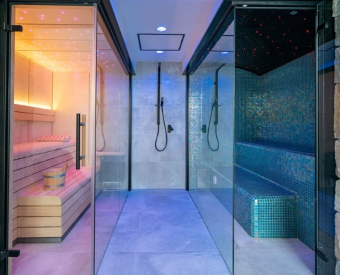 Wellhome formado por una sauna, un baño de vapor y una ducha que separa los dos ambientes.