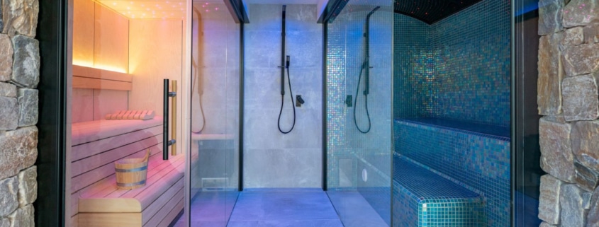 Wellhome formado por una sauna, un baño de vapor y una ducha que separa los dos ambientes.