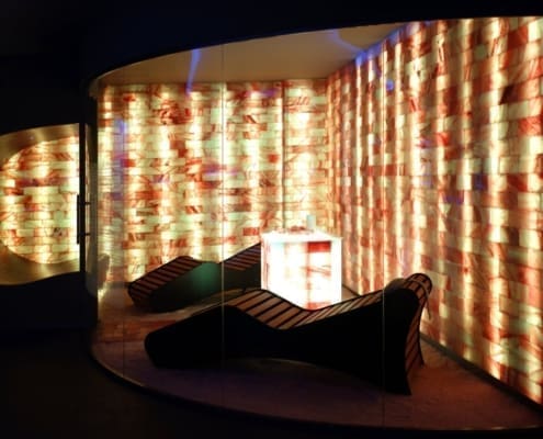 Cabina de haloterapia Inbeca hecha a medida con banco y en formato mosaico